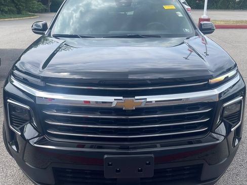 Used 2025 Chevrolet Traverse LT w/ Sun and Wheel Package AWD/4WD image 2