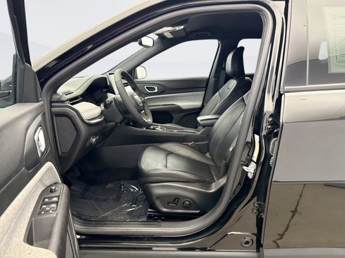 Used 2023 Jeep Compass Latitude image 10