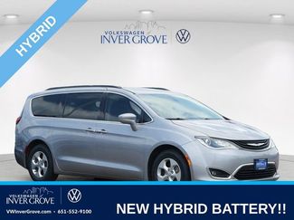 Used 2017 Chrysler Pacifica Premium FWD video 1