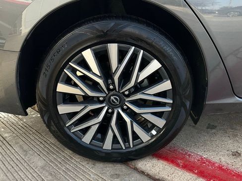 Used 2025 Nissan Altima 2.5 SV image 9