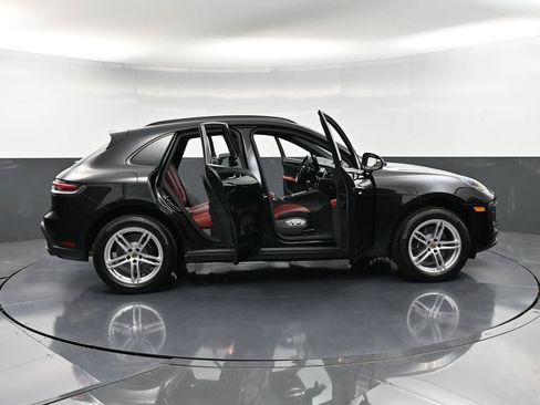 Certified 2025 Porsche Macan AWD/4WD image 35