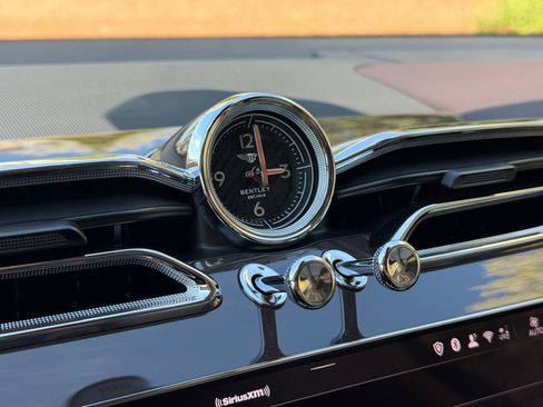 Used 2025 Bentley Bentayga image 23