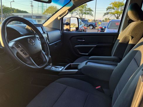 Used 2015 Nissan Titan SV w/ SV Value Truck Package AWD/4WD image 10