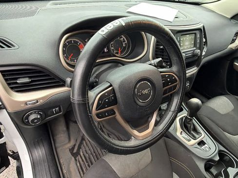 Used 2018 Jeep Cherokee Latitude w/ Altitude Package image 10