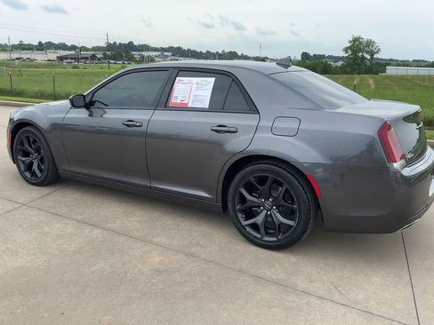 Used 2022 Chrysler 300 Touring w/ Sport Appearance Package RWD image 7