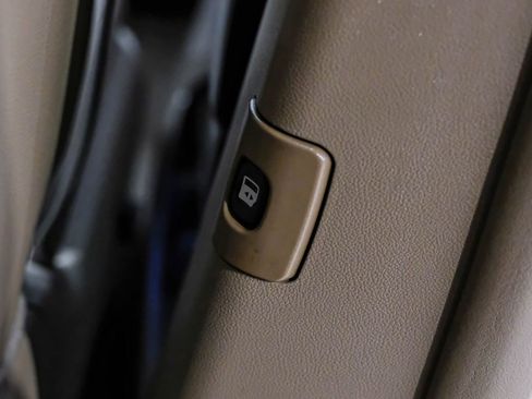 Used 2016 Chrysler Town & Country Touring-L FWD image 38