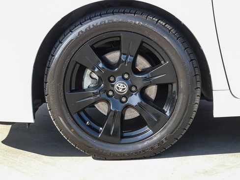 Certified 2020 Toyota Sienna SE w/ Nightshade Edition FWD image 9
