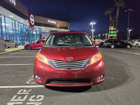 Used 2013 Toyota Sienna XLE FWD image 2
