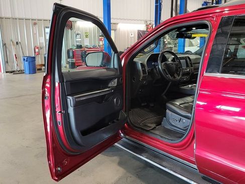 Used 2019 Ford Expedition XLT w/ Equipment Group 202A AWD/4WD image 17