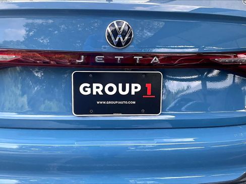 Used 2025 Volkswagen Jetta SE FWD image 33