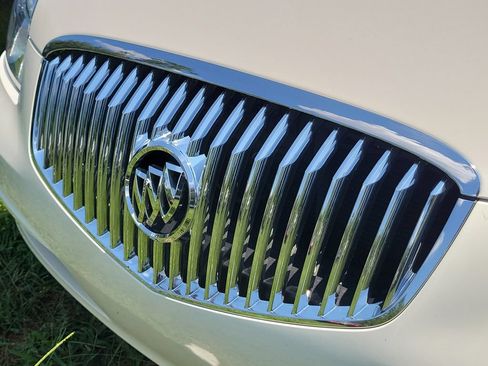 Used 2011 Buick Lucerne CXL FWD image 4