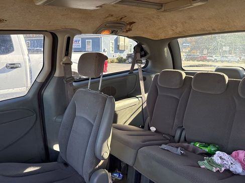 Used 2007 Chrysler Town & Country Touring image 10