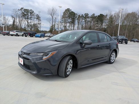 Certified 2025 Toyota Corolla LE image 3