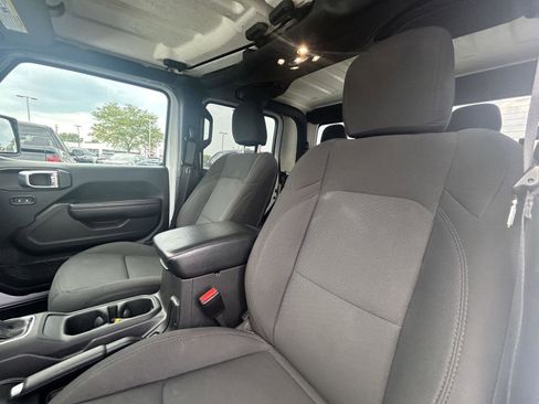 Used 2023 Jeep Gladiator Sport image 3