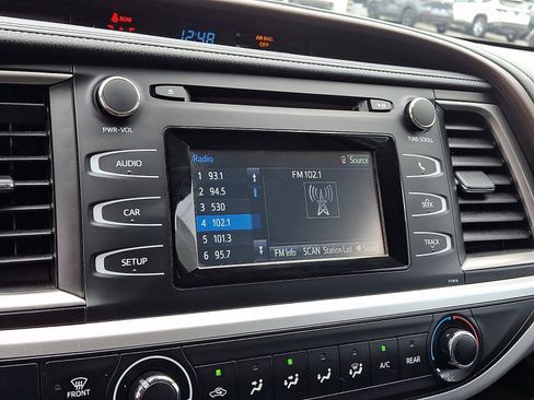 Used 2019 Toyota Highlander LE AWD/4WD image 17