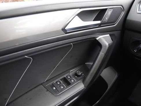 Used 2022 Volkswagen Tiguan SE w/ Panoramic Sunroof Package image 25