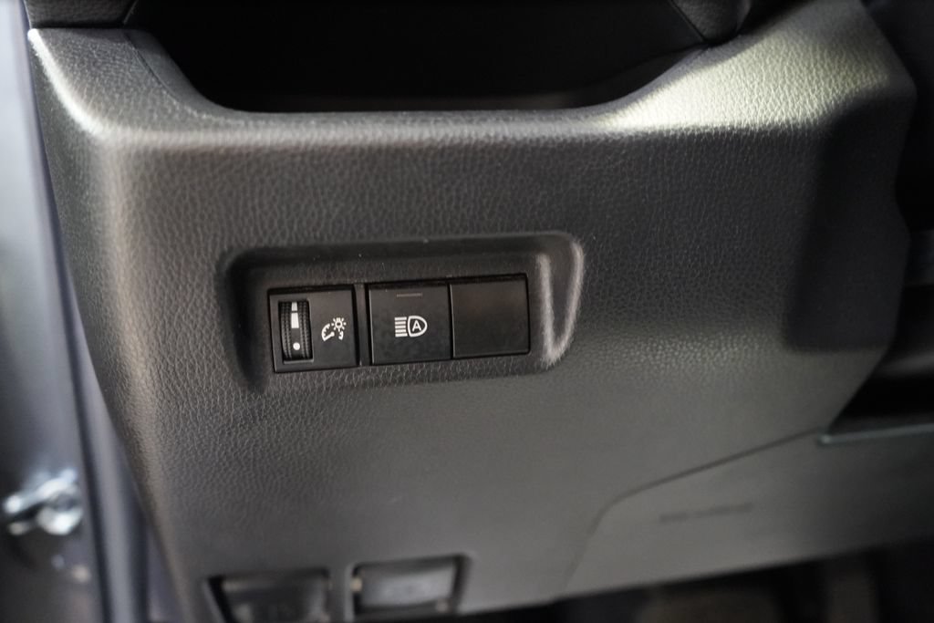 Used 2025 Toyota RAV4 XLE AWD/4WD image 31