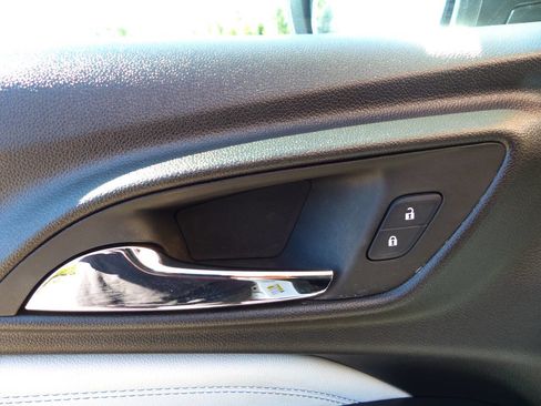 Used 2025 Chevrolet Trax LT image 18