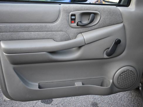 Used 2001 GMC Sonoma SLS w/ Hot Looks Pkg image 11