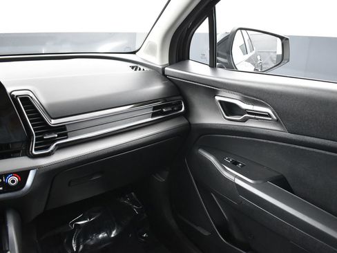 Used 2025 Kia Sportage LX image 16