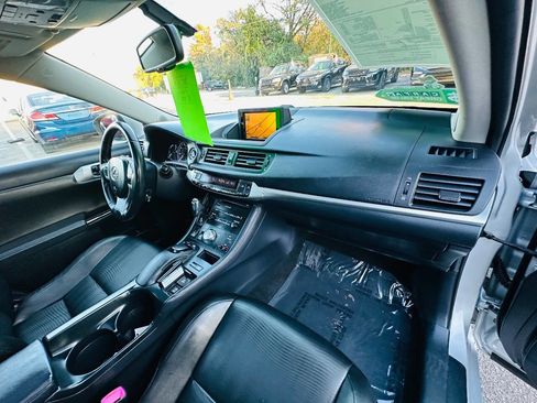 Used 2011 Lexus CT 200h Premium image 28