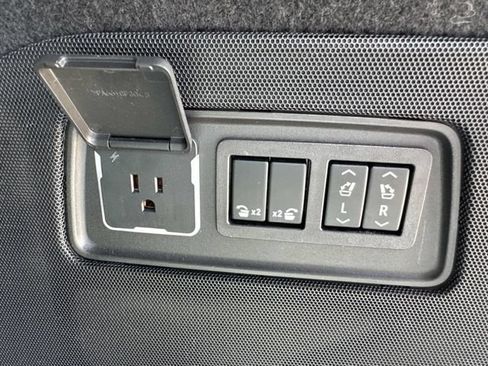Used 2023 Cadillac Escalade ESV Sport Platinum AWD/4WD image 13