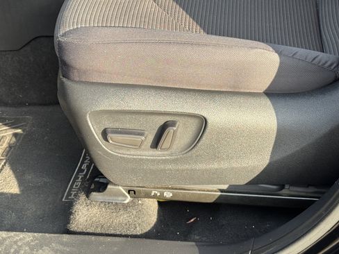 Used 2023 Toyota Highlander LE image 17