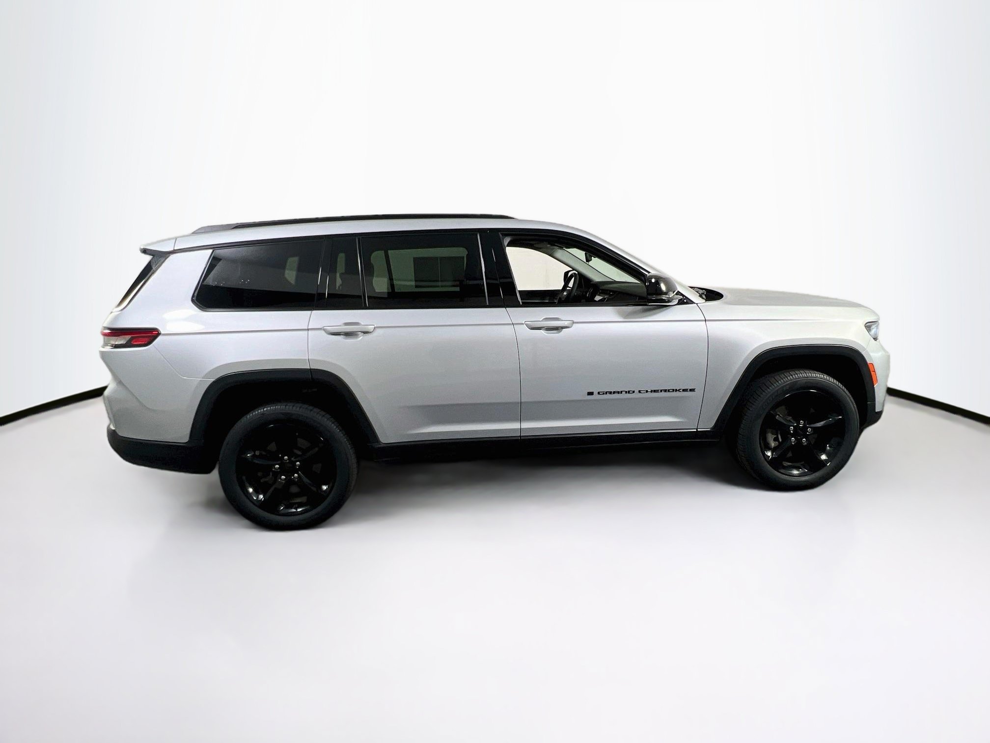 Used 2023 Jeep Grand Cherokee L Limited w/ Black Appearance Package AWD/4WD image 4