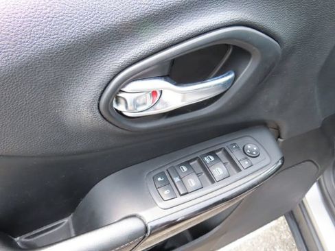 Used 2019 Jeep Cherokee Latitude Plus AWD/4WD image 13