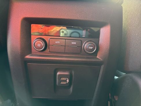 Used 2020 Chevrolet Traverse LT image 28