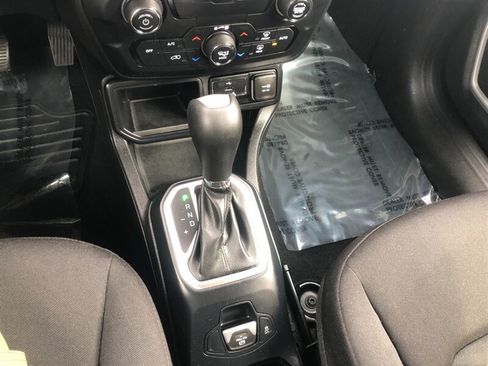 Used 2018 Jeep Renegade Latitude FWD image 12