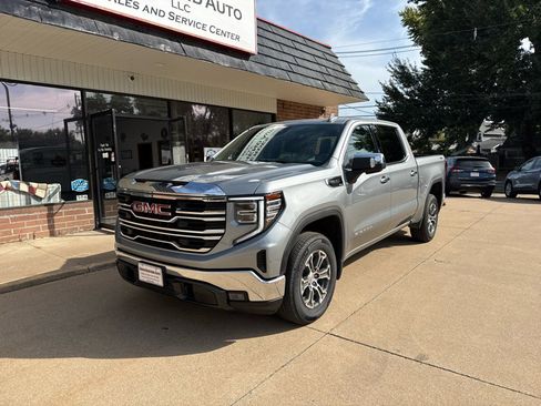 Used 2025 GMC Sierra 1500 SLT image 2
