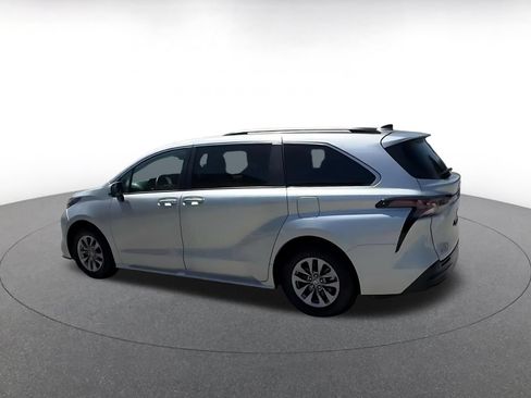 Used 2025 Toyota Sienna XLE FWD image 9