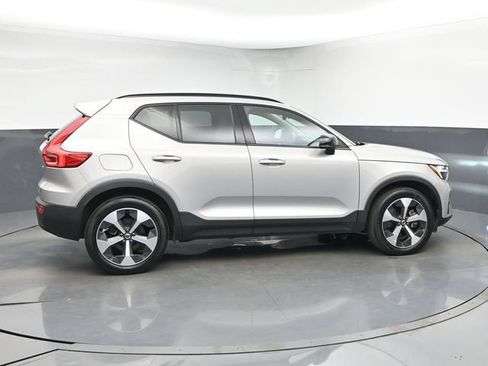 Used 2024 Volvo XC40 B5 Plus AWD/4WD image 9