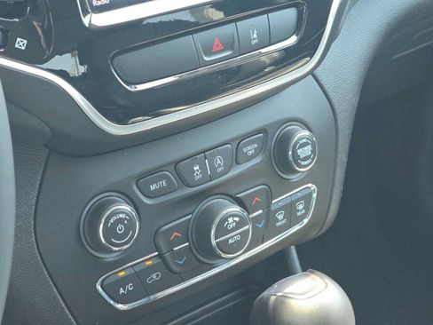 Used 2022 Jeep Cherokee Limited AWD/4WD image 34