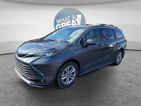 Used 2025 Toyota Sienna XLE w/ XLE Plus Package image 8