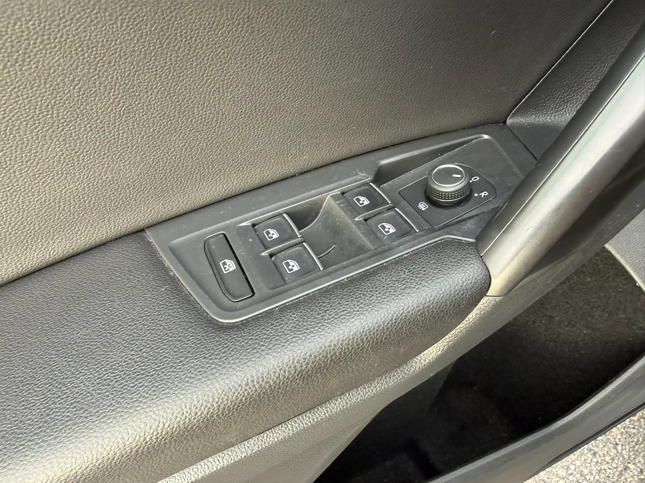 Used 2021 Volkswagen Tiguan SE w/ Panoramic Sunroof Package FWD image 32
