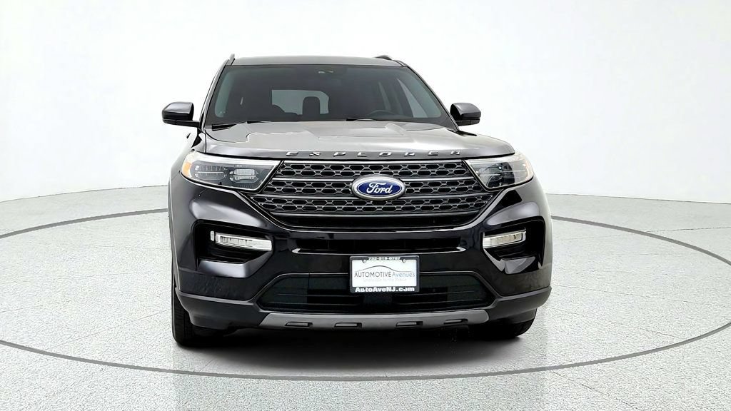 Used 2022 Ford Explorer XLT w/ Equipment Group 202A AWD/4WD image 2