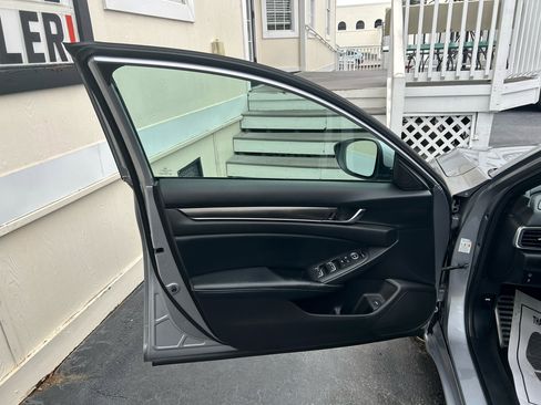 Used 2018 Honda Accord Sport image 8