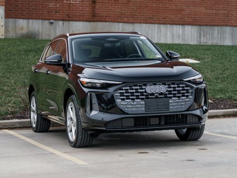 Certified 2025 Audi Q5 Premium Plus image 2