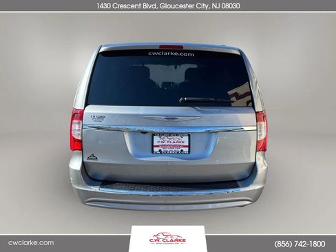 Used 2016 Chrysler Town & Country Touring image 7
