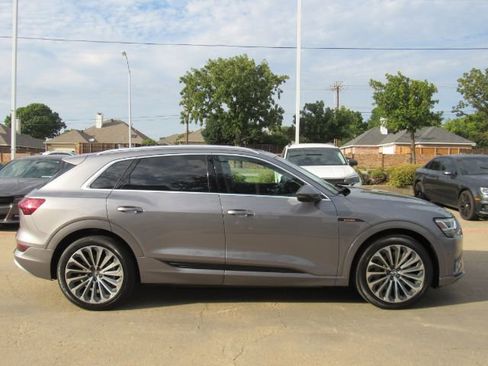 Used 2019 Audi e-tron Prestige w/ Prestige Package image 5