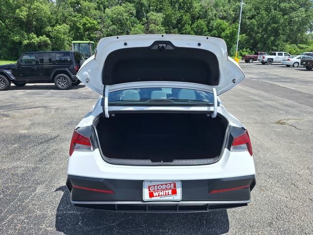 Used 2025 Hyundai Elantra SEL FWD image 15