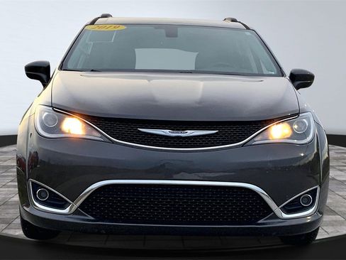 Used 2019 Chrysler Pacifica Touring-L image 2