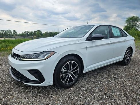 Used 2025 Volkswagen Jetta Sport FWD image 3
