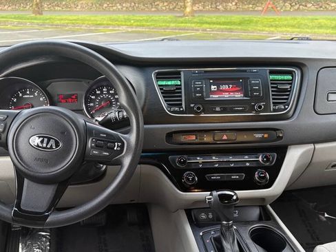 Used 2016 Kia Sedona LX w/ LX Convenience Package image 10