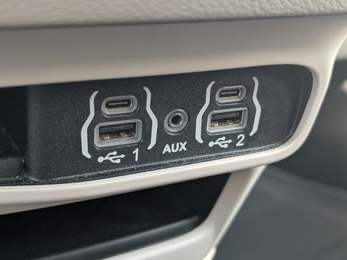 Used 2023 Chrysler Voyager LX FWD image 26