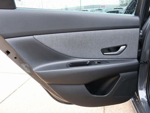 New 2025 Hyundai Elantra Limited image 17