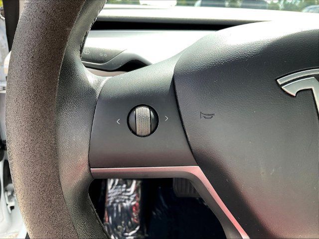 Used 2020 Tesla Model 3 Standard Range Plus RWD image 13