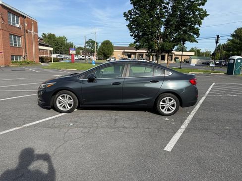 Used 2018 Chevrolet Cruze LT FWD image 1